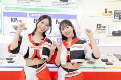 向かって左がEmilyさん、右が三木優彩さん