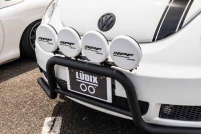 VWビートル：オフロードバンパーに設置された補助灯。ナイトドライブや悪天候時でも視認性を確保する実戦的な装備だ