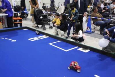 真剣な眼差しでRCカーの操作を体験する子どもたち