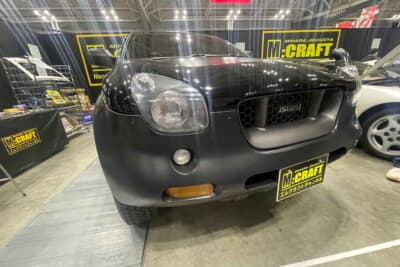 いすゞ ヴィークロス：未塗装樹脂のタフな質感と、精悍なブラックのボディが見事に融合。1997年の登場以来、色褪せることのない近未来的な表情は、今なお強烈な個性を放つ