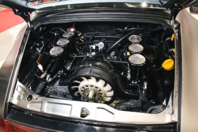 排気量にこだわらず「1万回転以上まわるエンジン」を追求した結果、3.2ℓ4バルブツインカムで400馬力以上を発生し、10,500回転まで回るモンスター仕様に仕立てられている