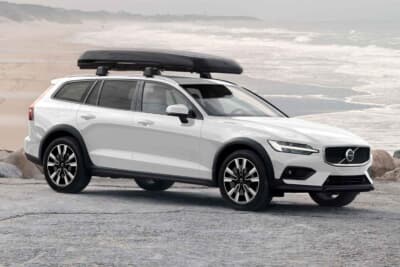 ボルボV60 Cross Country Ultra B5 AWD Classic Edition：エステートの洗練とSUVの力強さを融合したクロスオーバー。都市から自然まで幅広いシーンに対応