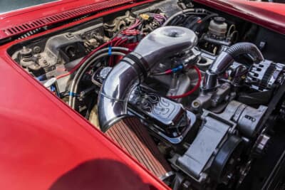 シボレー コルベットC3コンバーチブル：エンジンはオリジナルではなかったため、こちらも約20年前にコルベット用アルミヘッドを入手してリフレッシュ。街乗りしやすいスペックに仕上げてある