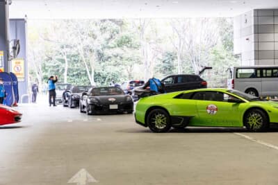 続々と会場に入ってくる参加車両