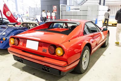 1988年式 フェラーリ 328GTB:フェラーリの伝統である丸型4灯テールランプが象徴的なリアエンド。高らかに響く3.2L V8エンジンのサウンドはアナログ時代の情熱をそのままに公道をサーキットへと変える魔力を持つ