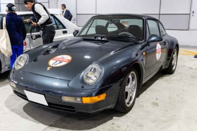 1995年式 ポルシェ 911カレラ(993):最後の空冷モデルとして絶大な人気を誇る993型。流線型のヘッドライト周りが生むモダンな顔立ちと伝統の空冷サウンドが融合しポルシェの新旧の魅力を凝縮した1台
