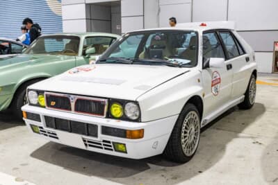 1994年式 ランチア デルタ:WRCでの栄光を背負ったラリー・レジェンドの最終形態。大きく張り出したブリスターフェンダーと4灯ヘッドライトがイタリアの熱き闘志と王者の風格を漂わせる
