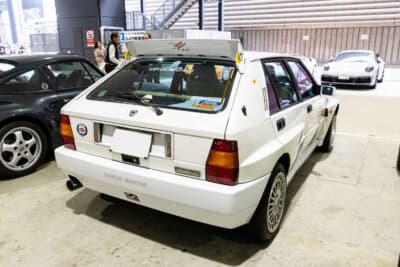 1994年式 ランチア デルタ:垂直に近い角度でそびえるリアウィングが競技車両としての誇りを感じさせる