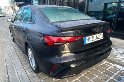 屋外に駐車されていたレンタカーを30分以上かけてフロントとリアガラスの霜や氷を削り落とすことになりました