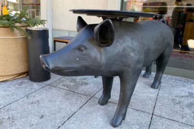 レストラン前にあった豚のオブジェ。豚肉料理店なのでしょうか