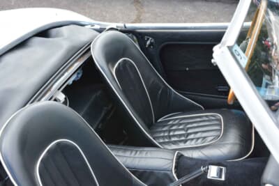 オースチン・ヒーレー 100-6：小ぶりなバケットタイプのシート