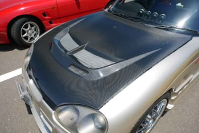 スズキ カプチーノ：大きなダクトが開いたボンネットはテイクオフ製だ。純正もアルミなので軽量だがカーボンはドレスアップ効果も高く気に入っている