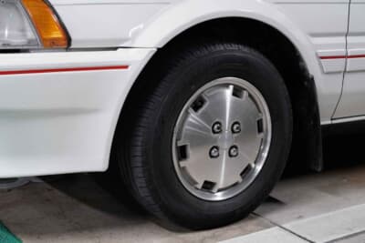 トヨタ カローラFX：アルミホイール特有の白くなるサビもなく、綺麗な状態の純正ホイールは当時オプション品