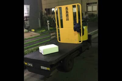 市場や工場、倉庫などで荷物を運搬する3輪の電動式小型特殊自動車
