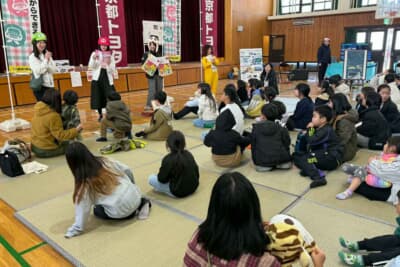 京都市立下鳥羽小学校で、カーライフジャーナリストのまるも亜希子さんと一緒に「OKISHU」の交通安全応援活動を行いました
