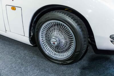 ロッキー 2000GT：劇中車と同じタイプのワイヤースポークのホイールを装着