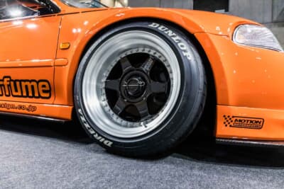 ホンダ シビック：足元を飾るのはシェブロンレーシングS1+。フロント16×10Jという強烈なサイズを、緻密な足まわりセッティングによって完璧に飲み込んでいる