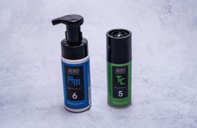 左がJELBO JEWELタイヤクリーナー。右はJELBO JEWELプロテクトコート