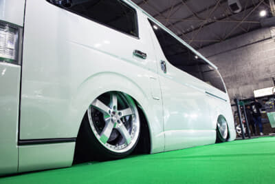 AMEND：どこから見ても純正のルックスなのに、落としに落とした車高の辻褄はどこで合わせているの？　と思ったら、そのトリックがまさかのスライドドアの下とは… マニアも唸らせる神のロワードです！