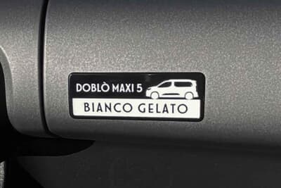 フィアット ドブロ MAXI 5 Bianco Gelato：Bianco Gelato専用のインテリアバッジで特別感を高める