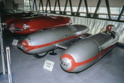 1948 タルフィ 1：ピエロ・タルフィが開発した速度記録挑戦車「Tarf 1」。カタマラン型（双胴型）と呼ばれる独特のボディ形状を持ち、左側にドライバー、右側にモト・グッツィなどのバイク用エンジンを搭載した異形のクルマだ