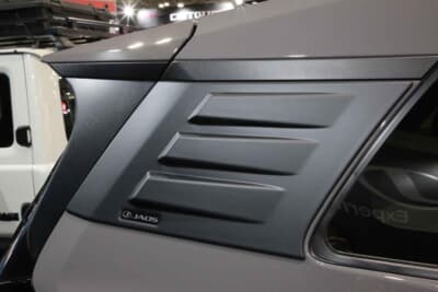 トヨタ RAV4：バンパーガードやサイドプロテクター、ビジュアル性もバツグンなピラープロテクターなどは、見た目だけでなく実際のオフロード走行時にプロテクション効果を得られるよう計算し尽くされた設計