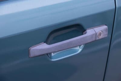 メルセデス・ベンツ124ミディアムクラス・セダン:質実剛健なクリック感を残すドアノブ。当時のメルセデスの工作精度の高さが伺える