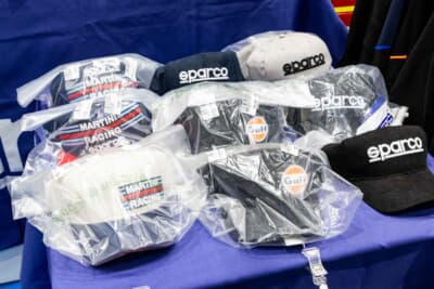 マルティーニやガルフ、スパルコロゴが入ったキャップも販売されていた