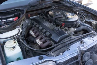 メルセデス・ベンツ 300E：整備の行き届いたエンジンルーム。日常的に動かしているからこその「生きた」輝きがある