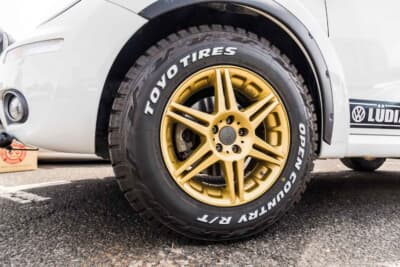 VWビートル：懐かしのレーシングスパルコ16インチに、TOYOのオープンカントリーをセット。外径を大幅に拡大している