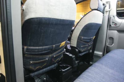 1列目シートカバーの背面部は、まるで本物のデニムの後ろ姿そっくりだ。複数のポケットが装備されており実用性も高く、ポケットの裏にはEDWINのロゴバッジが、ジーンズ同様タグの形で忍ばせてある