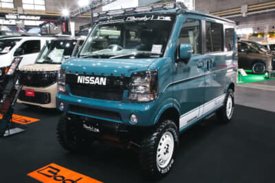 キャラバンミニには4インチのリフトアップが施されている。