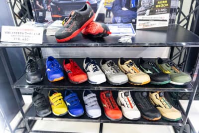 ワークシューズは豊富なカラーバリエーションを取りそろえる