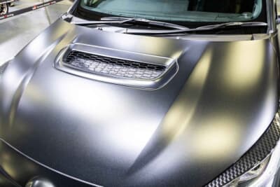 GRヤリス Sébastien Ogier 9x World Champion Edition：ブラックのボディに映える複雑な造形。エンジン熱を効率よく逃がす設計だ