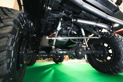 リアは、接地性やアライメントを保持しながら直進性やコーナリングにもメリットが出る5リンク化を選択している