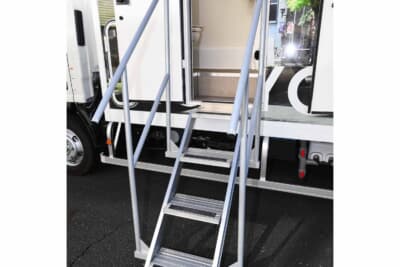 階段は両側に手すりが付いているので両手で支えながら上り下りが安全にできる作りだ