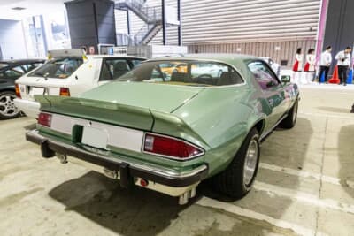 977年式 GM カマロ:ワイド&ローを体現したリアビュー。力強く張り出したフェンダーから流れるラインはマッスルカー全盛期の熱狂を彷彿とさせる。豪快な加速とともに走り去る姿こそカマロの真骨頂と言える