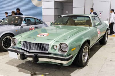 1977年式 GM カマロ:第2世代後期の「ビッグバンパー」時代を代表するアメリカン・ポニーカー。エメラルドグリーンのボディが放つ独特の存在感と大排気量V8エンジンの鼓動が自由なアメリカの空気感を運び出す