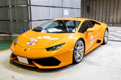 2015年式 ランボルギーニ ウラカン:ガヤルドの後継として登場したV10スーパーカーの傑作。オレンジのボディと多面体で構成されたシャープなラインが現代ランボルギーニの美学を鮮烈に体現している