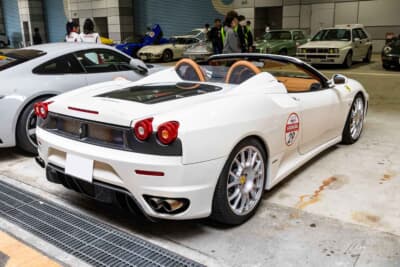 2008年式 フェラーリ F430スパイダー:エンジンフード越しに覗く赤いカムカバーがフェラーリの矜持を感じさせる。トップを開け放ち太陽の下で輝く姿はイタリアン・スパイダーの理想像を具現化したものだ