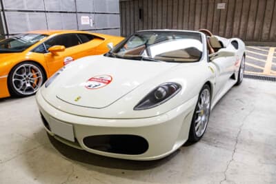 2008年式 フェラーリ F430スパイダー:美しいホワイトのボディが優雅な曲線を際立たせる1台。アルミ製シャシーに4.3L V8エンジンを搭載し、当時のフェラーリにおける技術的躍進を象徴するモデルだ