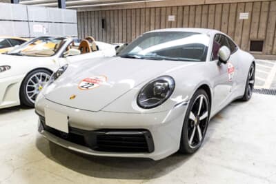 2024年式 ポルシェ 911(992):最新世代の911が見せる圧倒的なパフォーマンスと洗練の極致。クレヨンのボディカラーが現代的な空力デバイスの造形を際立たせ最新鋭のスポーツカーとしての知性を感じさせる