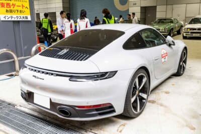 2024年式 ポルシェ 911(992):左右を一文字で繋ぐLEDテールランプが夜のハイウェイでも圧倒的な存在感を放つ。伝統を守りつつ最先端のデジタル技術を融合させたリアビューはまさにポルシェの進化の証だ