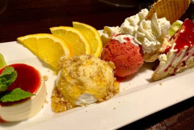 夕食のレストランからサービスのデザートをいただき、私がほぼ1人で食べるように勧められ、お腹がはち切れそうでした