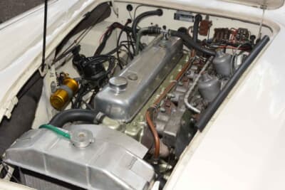 オースチン・ヒーレー 100-6：歴史ある6気筒エンジンの咆哮を楽しみながらのドライブ