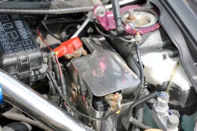 ダイハツ コペン：大幅なパワーアップに伴いエンジンの発熱量も上がるため、バッテリーはアルミの板でしっかり隔壁されている。見た目もオシャレだ