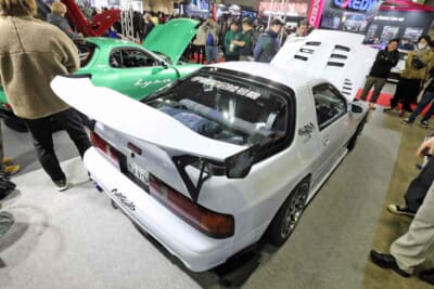 マツダ RX-7:外装パーツは、サイドステップ、ディフューザー、GTウイングにRE雨宮製を採用。レーシーなスリットが特徴のボンネットはタモンデザイン製、純正形状に近いフォルムでありながらも、しっかりとワイド感を主張するフェンダーはパンスピード製を纏わせた