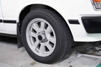 トヨタ セリカ カムリ 2000GT：セリカの純正ホイールに、往年の名作ハイグリップタイヤ、ヨコハマ・アドバンHF-Dを組み合わせる