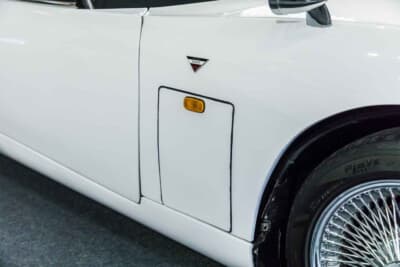 ロッキー 2000GT：実車同様にフェンダーサイドには、右にはバッテリー。左にはエアクリーナーが収納されている