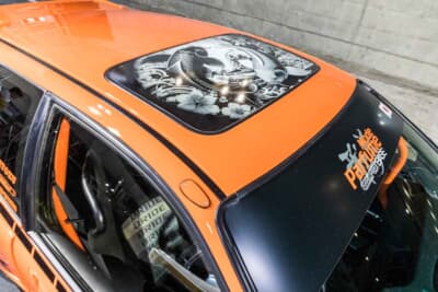 ホンダ シビック：鯉と波、桜が描かれたカスタムサンルーフ